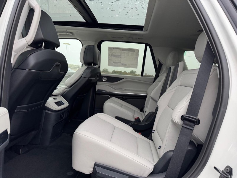 Lincoln Navigator Vehicle Full-screen Gallery Image 11