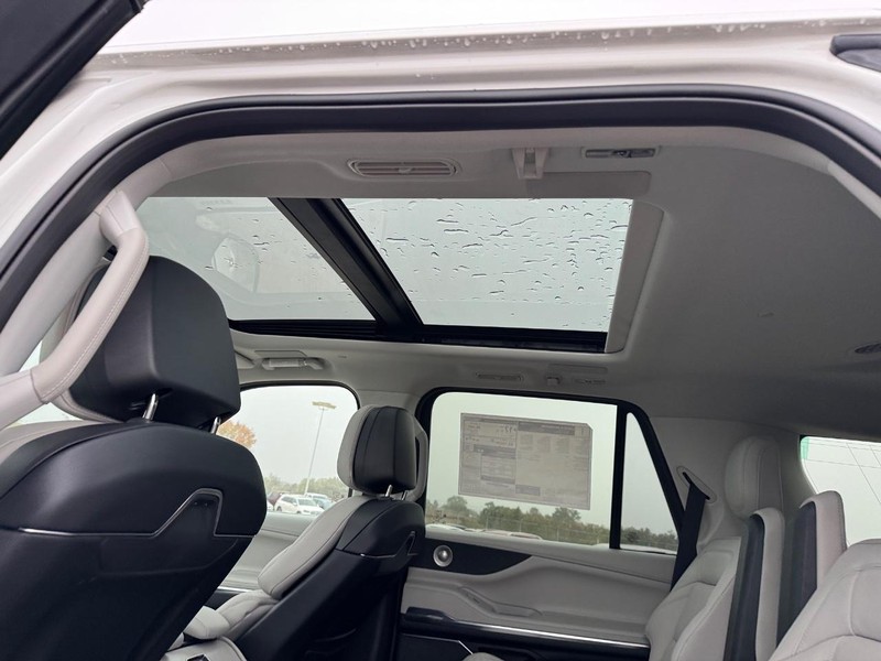 Lincoln Navigator Vehicle Full-screen Gallery Image 12