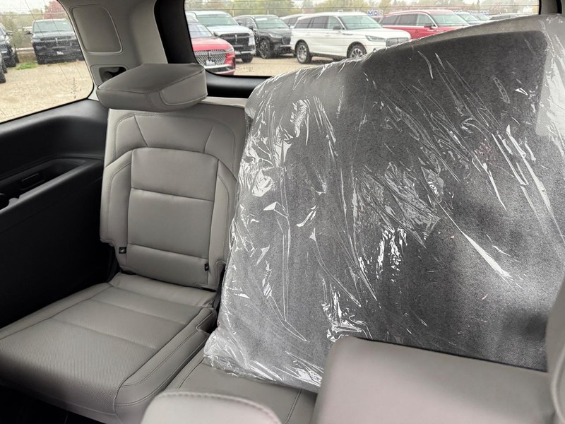 Lincoln Navigator Vehicle Full-screen Gallery Image 13