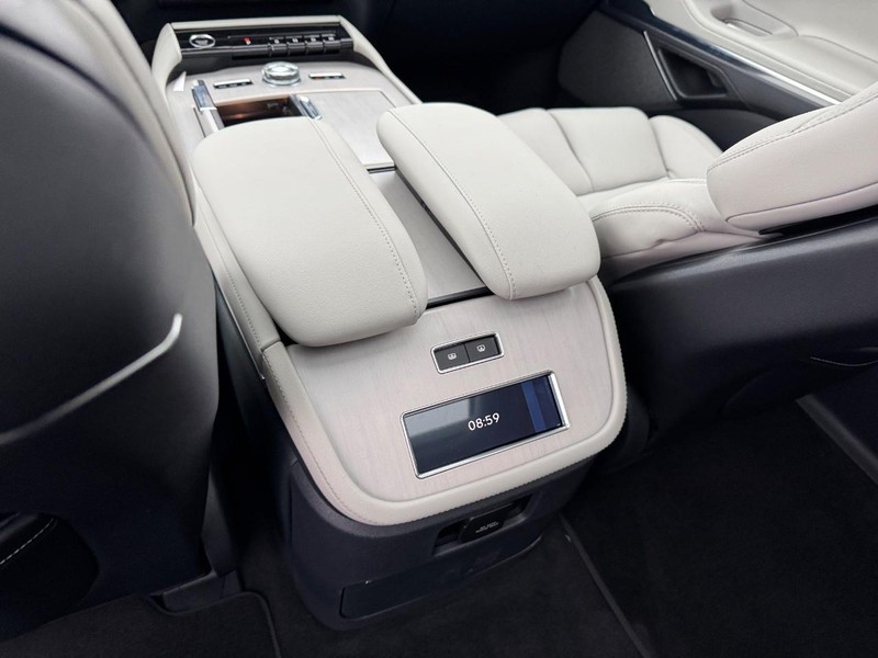 Lincoln Navigator Vehicle Full-screen Gallery Image 14