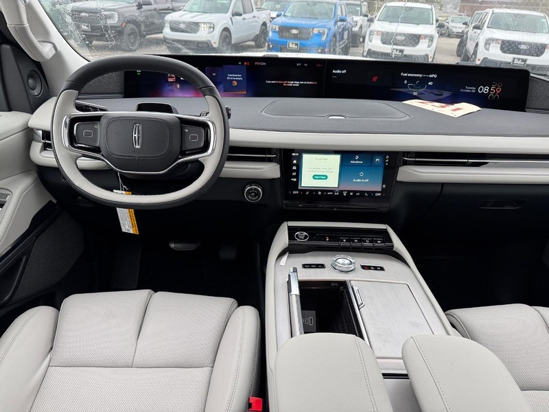 Lincoln Navigator Vehicle Full-screen Gallery Image 15