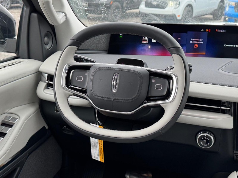 Lincoln Navigator Vehicle Full-screen Gallery Image 16