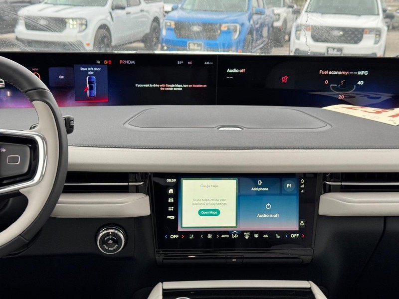 Lincoln Navigator Vehicle Full-screen Gallery Image 17