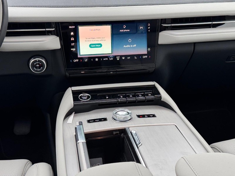 Lincoln Navigator Vehicle Full-screen Gallery Image 18