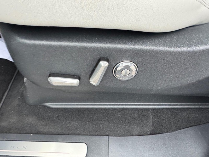 Lincoln Navigator Vehicle Full-screen Gallery Image 19