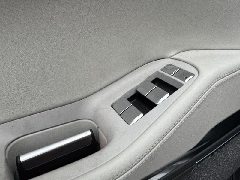 Lincoln Navigator Vehicle Full-screen Gallery Image 20