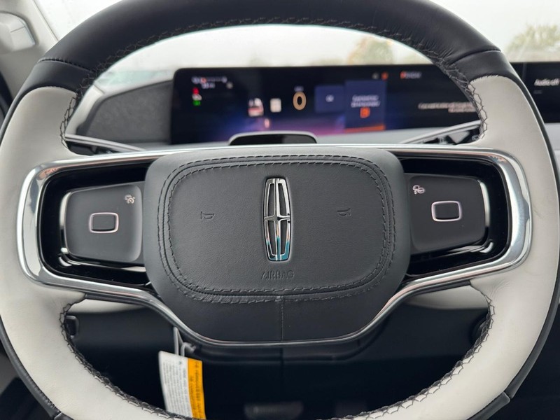 Lincoln Navigator Vehicle Full-screen Gallery Image 21