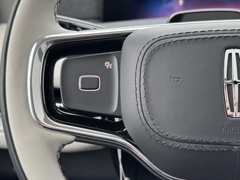 Lincoln Navigator Vehicle Full-screen Gallery Image 22