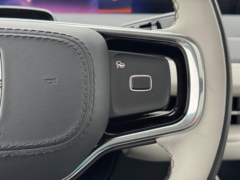 Lincoln Navigator Vehicle Full-screen Gallery Image 23