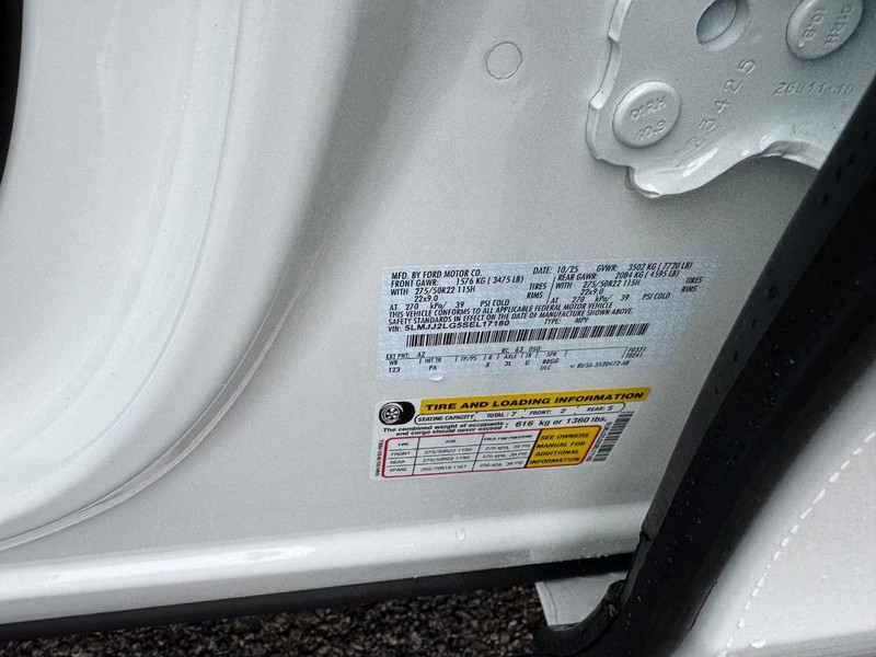 Lincoln Navigator Vehicle Full-screen Gallery Image 26