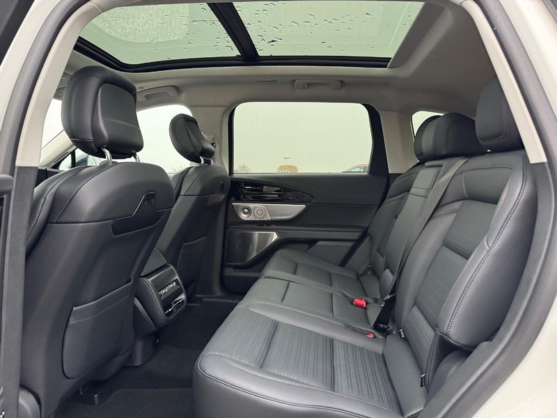 Lincoln Nautilus Vehicle Full-screen Gallery Image 11