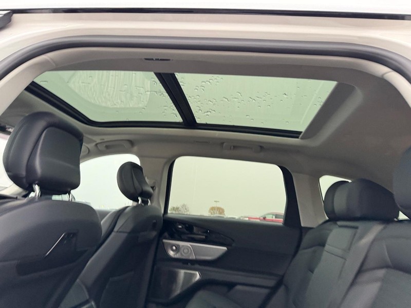 Lincoln Nautilus Vehicle Full-screen Gallery Image 12