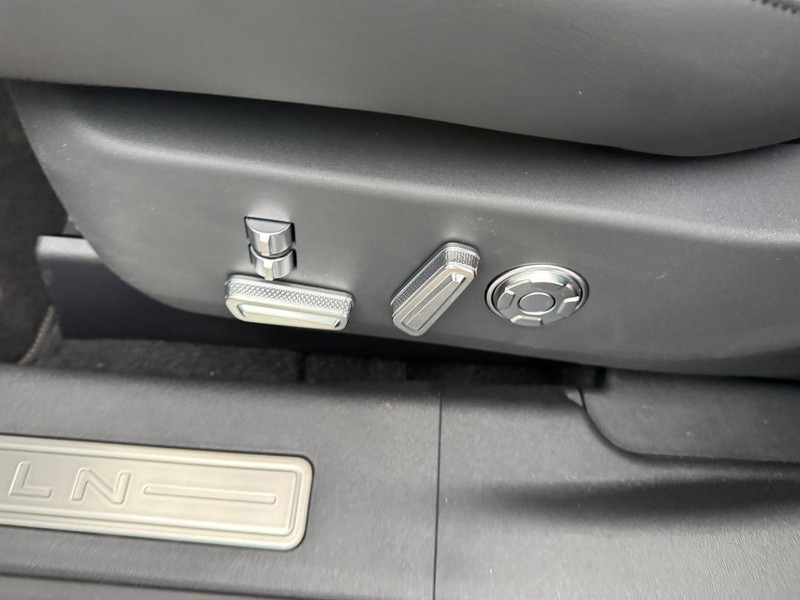 Lincoln Nautilus Vehicle Full-screen Gallery Image 17