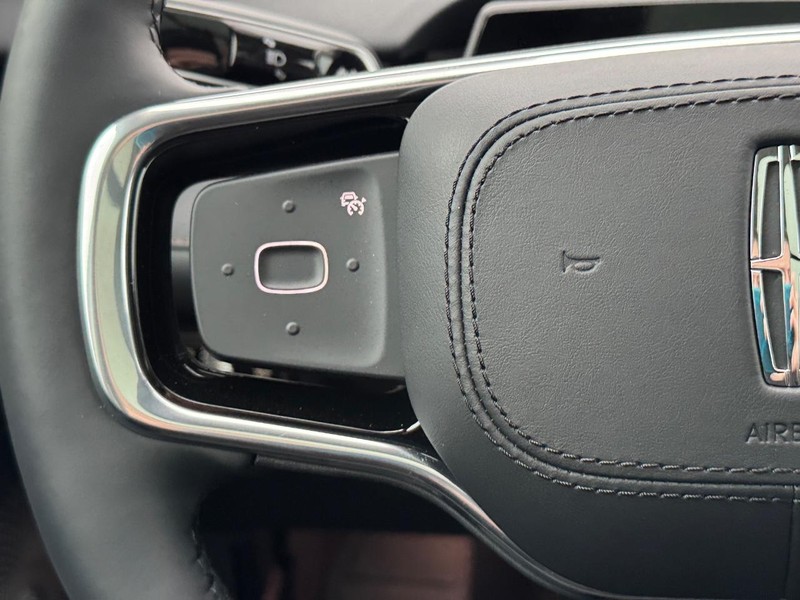 Lincoln Nautilus Vehicle Full-screen Gallery Image 21