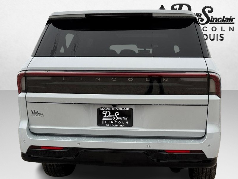 Lincoln Navigator L Vehicle Full-screen Gallery Image 06