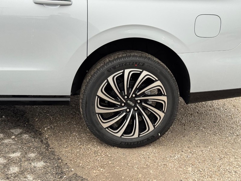 Lincoln Navigator L Vehicle Full-screen Gallery Image 10