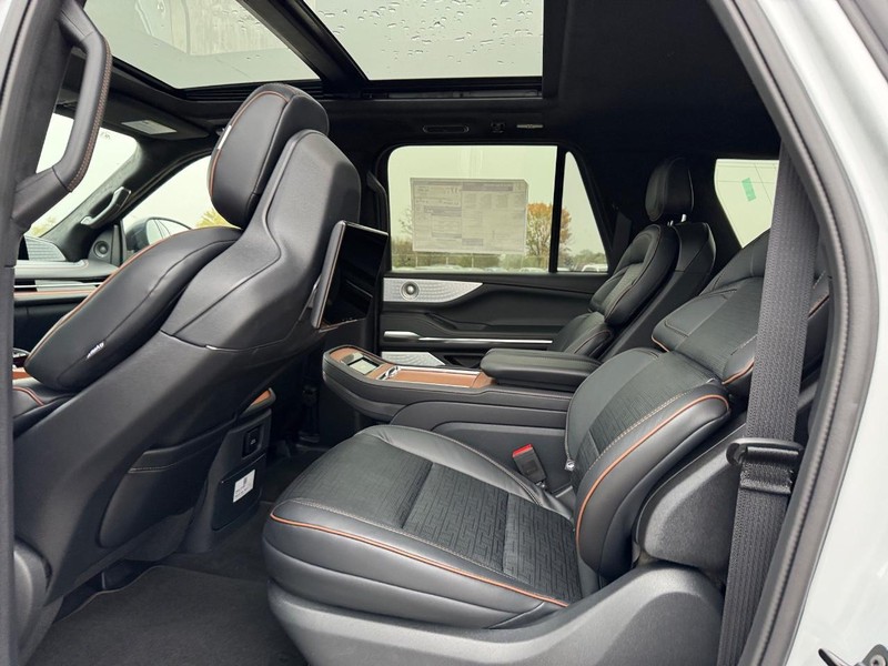 Lincoln Navigator L Vehicle Full-screen Gallery Image 11