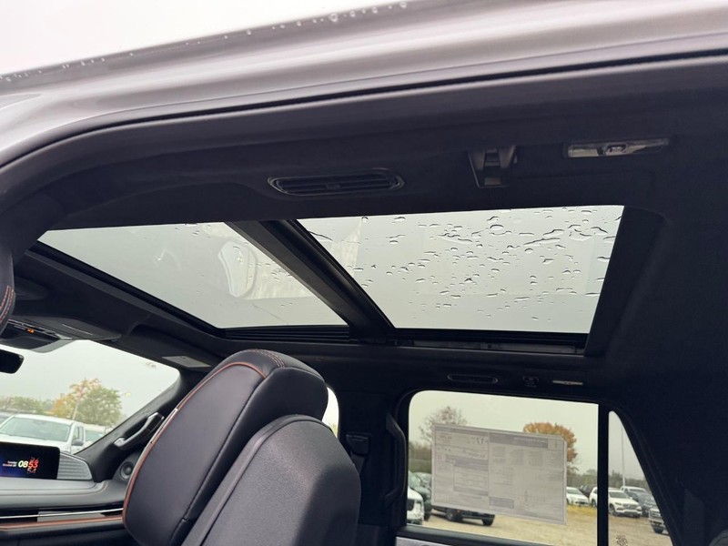 Lincoln Navigator L Vehicle Full-screen Gallery Image 12