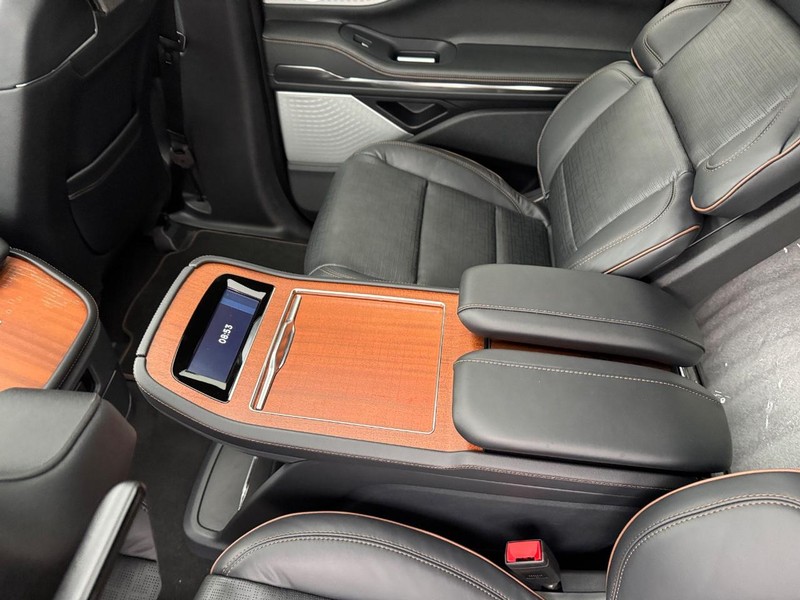 Lincoln Navigator L Vehicle Full-screen Gallery Image 13