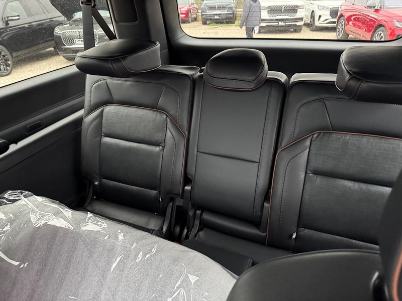 Lincoln Navigator L Vehicle Full-screen Gallery Image 14