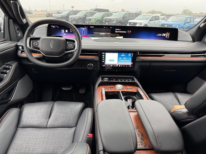Lincoln Navigator L Vehicle Full-screen Gallery Image 15