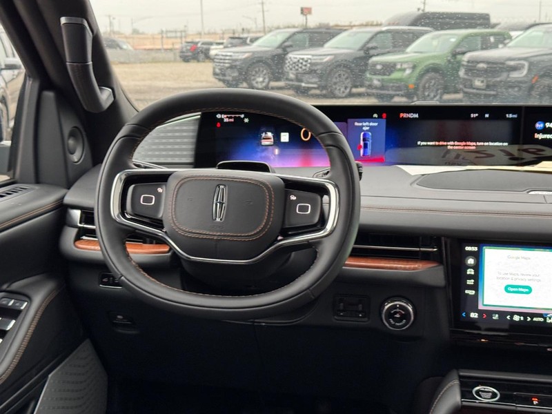 Lincoln Navigator L Vehicle Full-screen Gallery Image 16