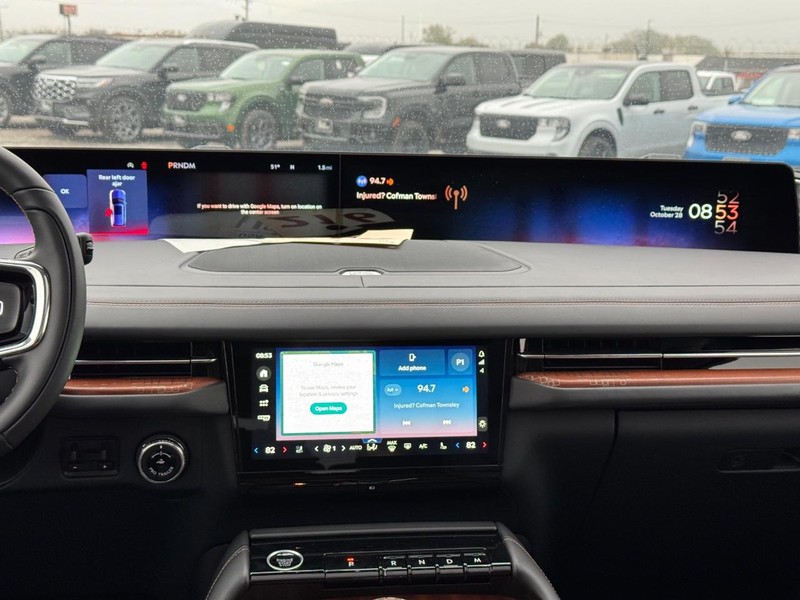 Lincoln Navigator L Vehicle Full-screen Gallery Image 17