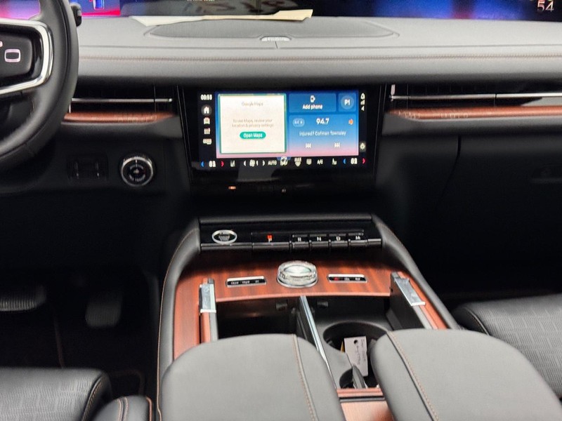 Lincoln Navigator L Vehicle Full-screen Gallery Image 18