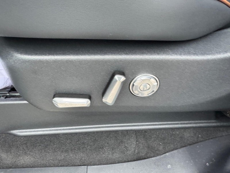 Lincoln Navigator L Vehicle Full-screen Gallery Image 19