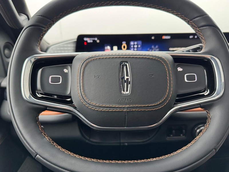 Lincoln Navigator L Vehicle Full-screen Gallery Image 21