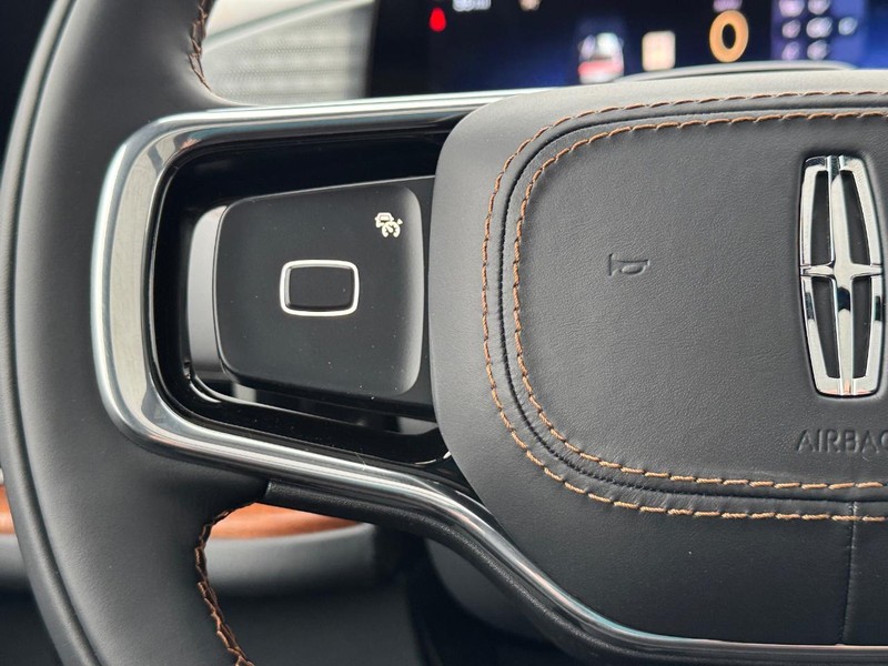 Lincoln Navigator L Vehicle Full-screen Gallery Image 22