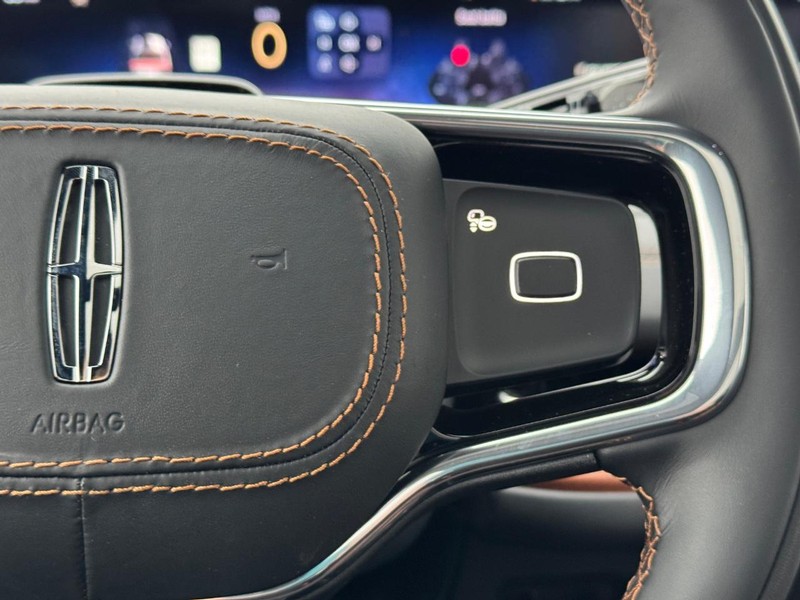 Lincoln Navigator L Vehicle Full-screen Gallery Image 23
