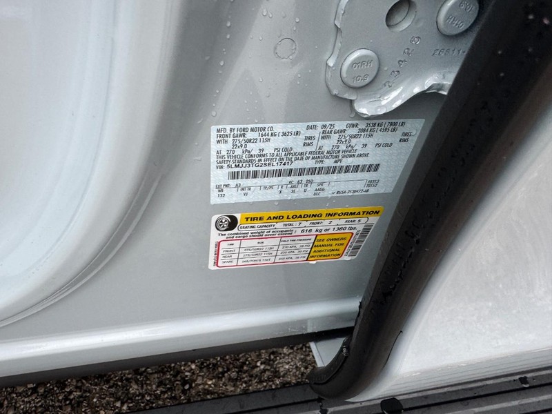 Lincoln Navigator L Vehicle Full-screen Gallery Image 26