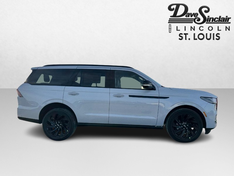 Lincoln Navigator Vehicle Full-screen Gallery Image 04