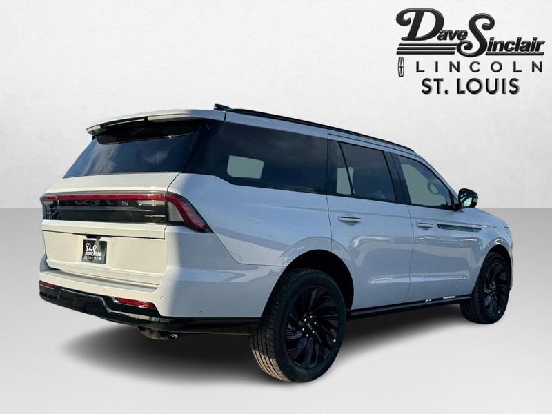 Lincoln Navigator Vehicle Full-screen Gallery Image 05