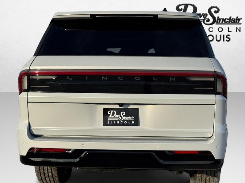 Lincoln Navigator Vehicle Full-screen Gallery Image 06