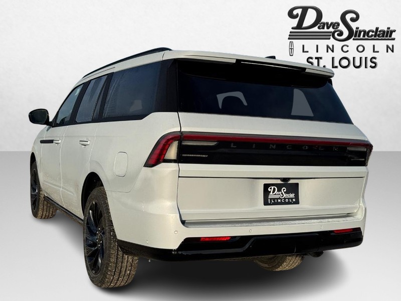 Lincoln Navigator Vehicle Full-screen Gallery Image 07