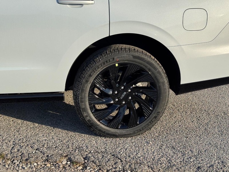 Lincoln Navigator Vehicle Full-screen Gallery Image 10