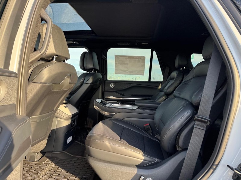 Lincoln Navigator Vehicle Full-screen Gallery Image 11