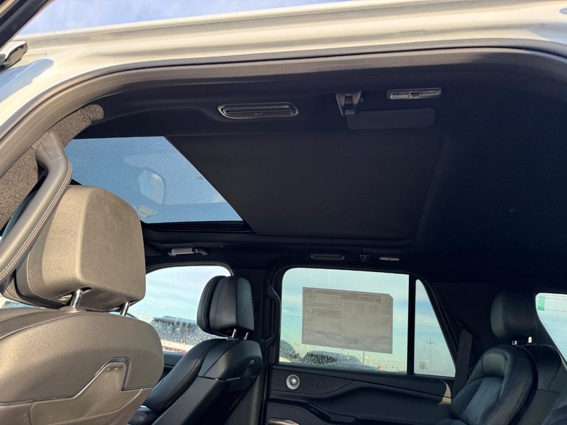 Lincoln Navigator Vehicle Full-screen Gallery Image 12