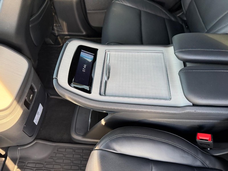 Lincoln Navigator Vehicle Full-screen Gallery Image 13