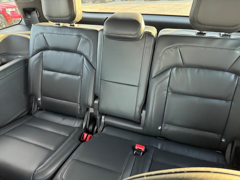 Lincoln Navigator Vehicle Full-screen Gallery Image 14