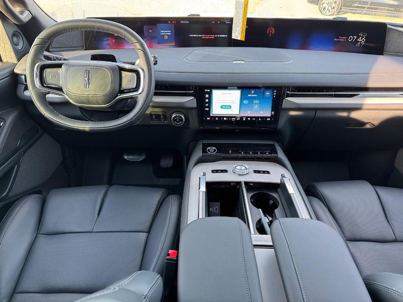 Lincoln Navigator Vehicle Full-screen Gallery Image 15