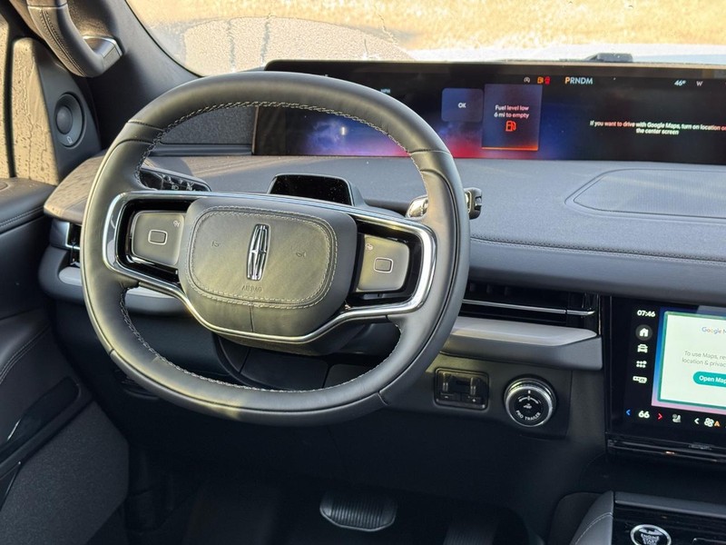 Lincoln Navigator Vehicle Full-screen Gallery Image 16