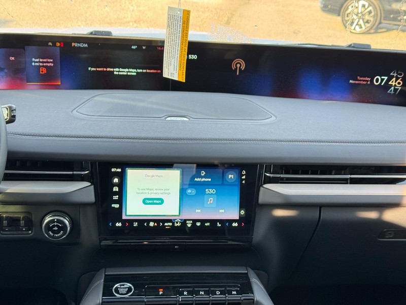 Lincoln Navigator Vehicle Full-screen Gallery Image 17