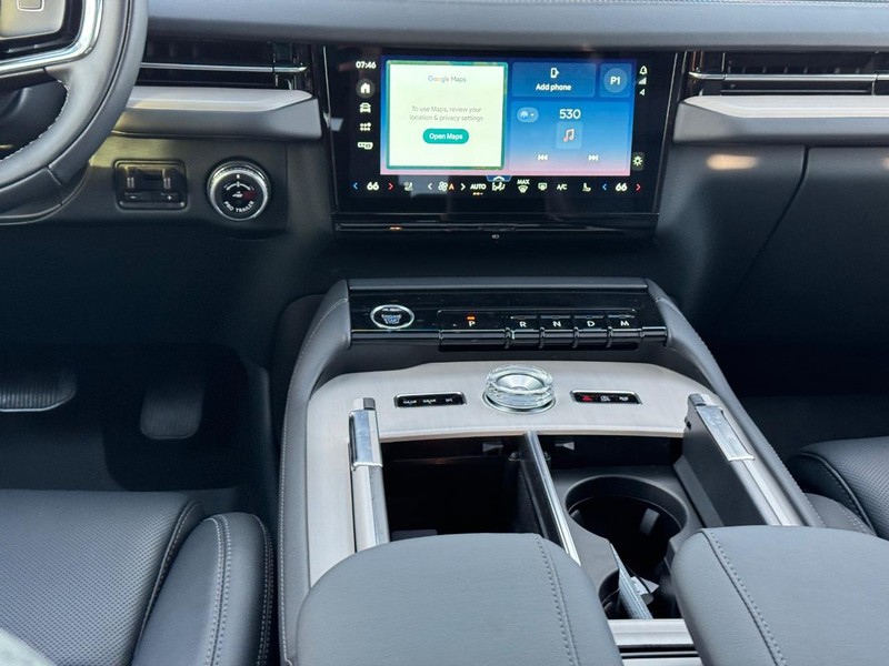 Lincoln Navigator Vehicle Full-screen Gallery Image 18