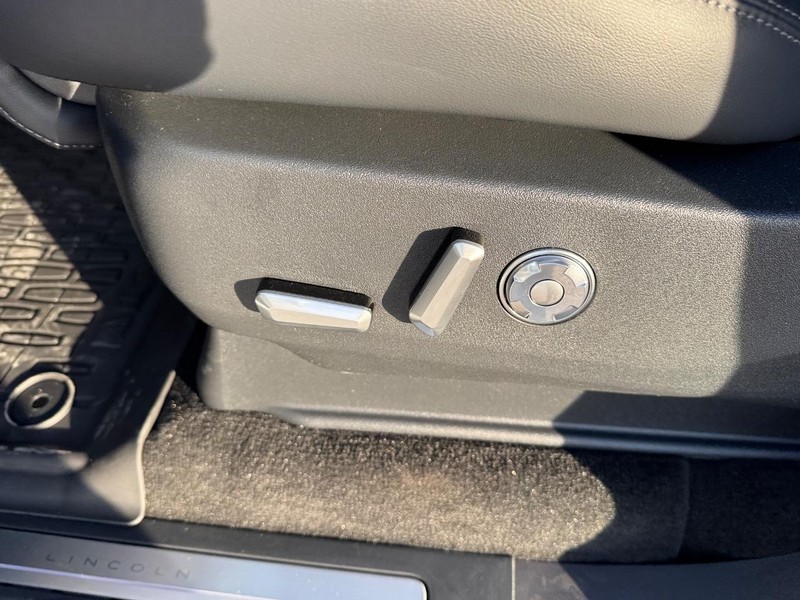 Lincoln Navigator Vehicle Full-screen Gallery Image 19