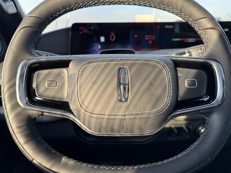 Lincoln Navigator Vehicle Full-screen Gallery Image 21