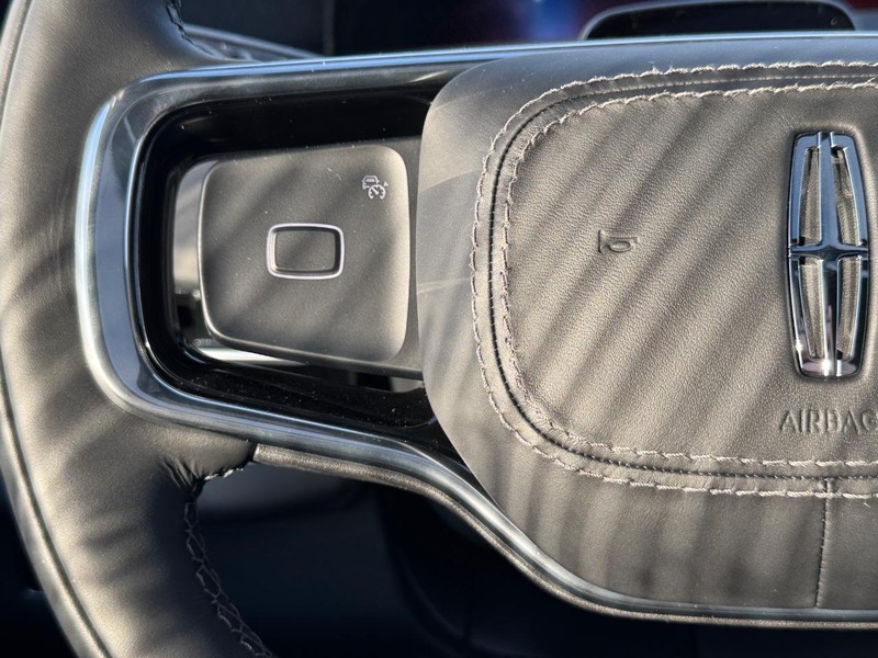 Lincoln Navigator Vehicle Full-screen Gallery Image 22