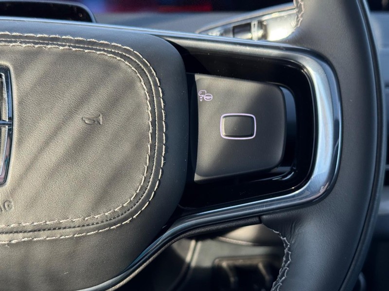 Lincoln Navigator Vehicle Full-screen Gallery Image 23